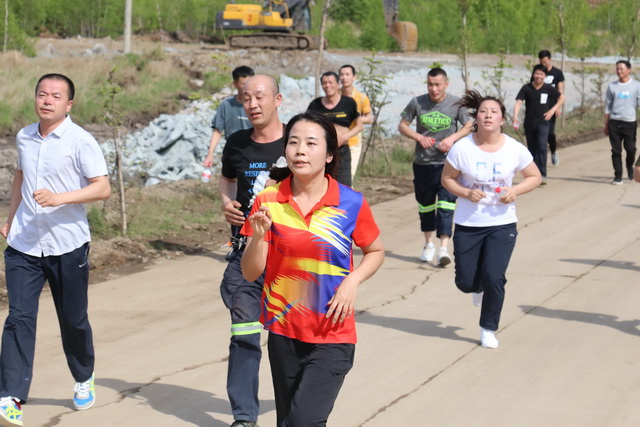 5cfdf89b9947d.jpg 安全環(huán)保月樂跑馬拉松 活力新多銅 (7)-640.jpg