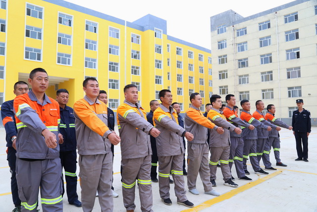 入職“第一課” 多寶山銅業(yè)軍訓(xùn)教官來了 (2)-640.JPG