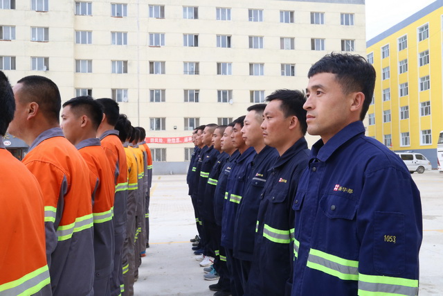 入職“第一課” 多寶山銅業(yè)軍訓(xùn)教官來了 (4)-640.JPG