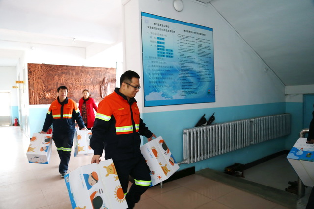 【穿越寒冬，多銅溫暖踏雪而來】多寶山銅業(yè)開展溫暖進校園活動 (3)-640.JPG